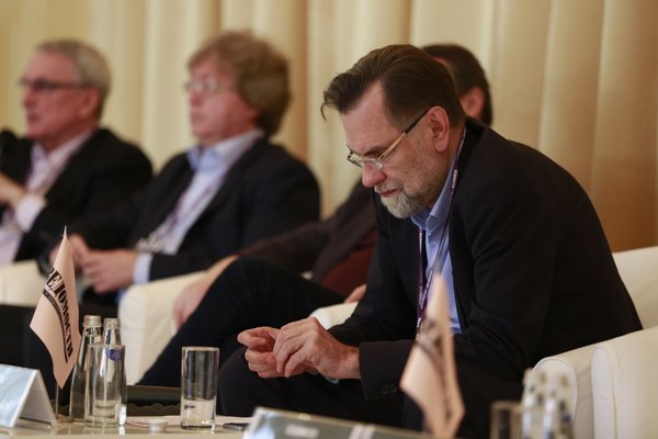 ежегодная конференция газеты Ведомости - Индустрия кино. Игра за кадром, Сергей Зернов, Олег Иванов, Сергей Сельянов