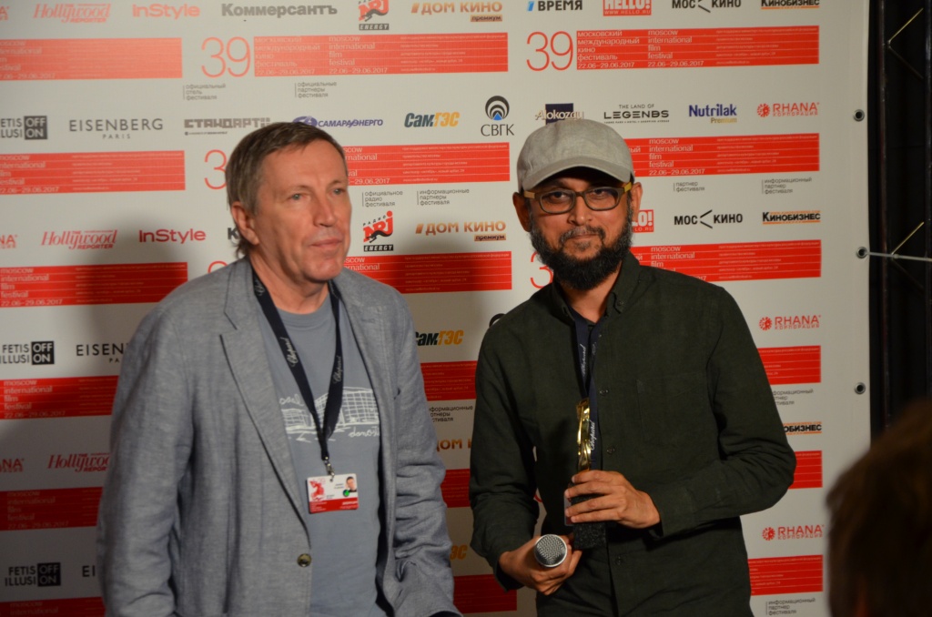 39 Московский международный кинофестиваль, вручение приза журнала Коммерсант Weekend картине «Утопленник», журналист Андрей Плахов и режиссер Мостафа Сарвар Фаруки