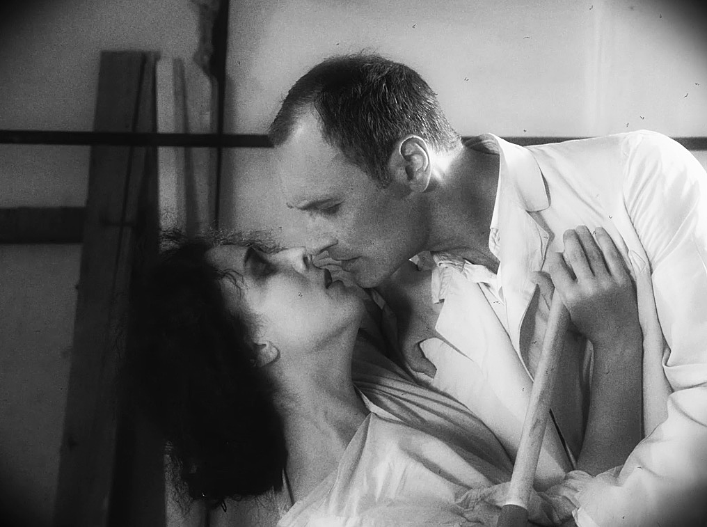 кадр из фильма Голоса за окном