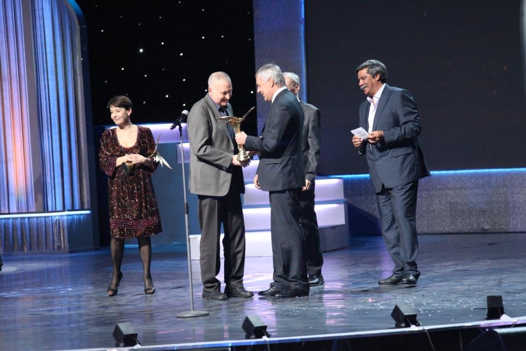 Премия "Ника 2011". Андрей Смирнов получает "Нику" за лучший фильм