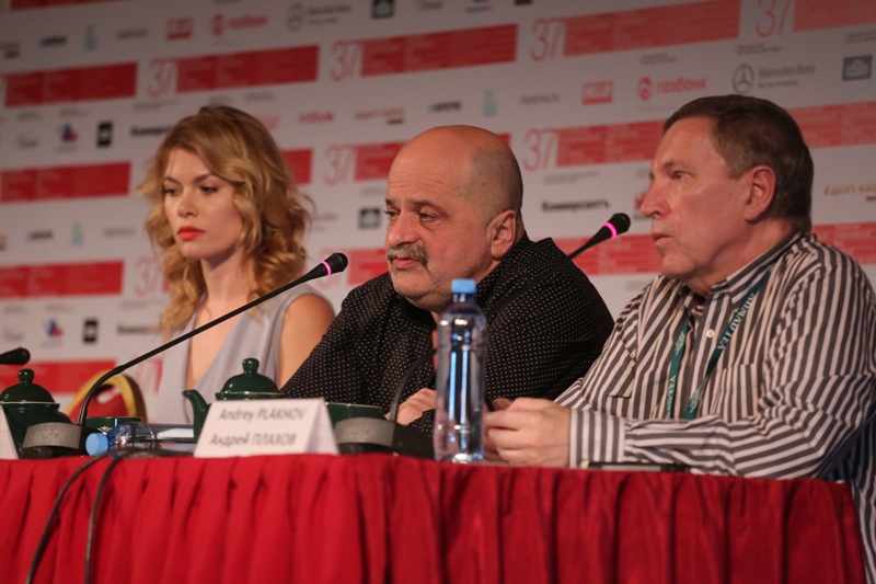 37 Московский кинофестиваль, пресс-конференция фильма "Милый Ханс, дорогой Петр", актриса Анна Скиданова, режиссер Александр Миндадзе, председатель отборочной комиссии ММКФ Андрей Плахов