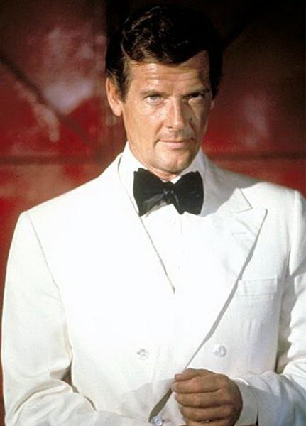 Роджер Мур (кадр из фильма "Человек с золотым пистолетом")
