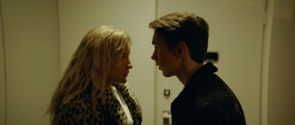 кадр из сериала Happy End