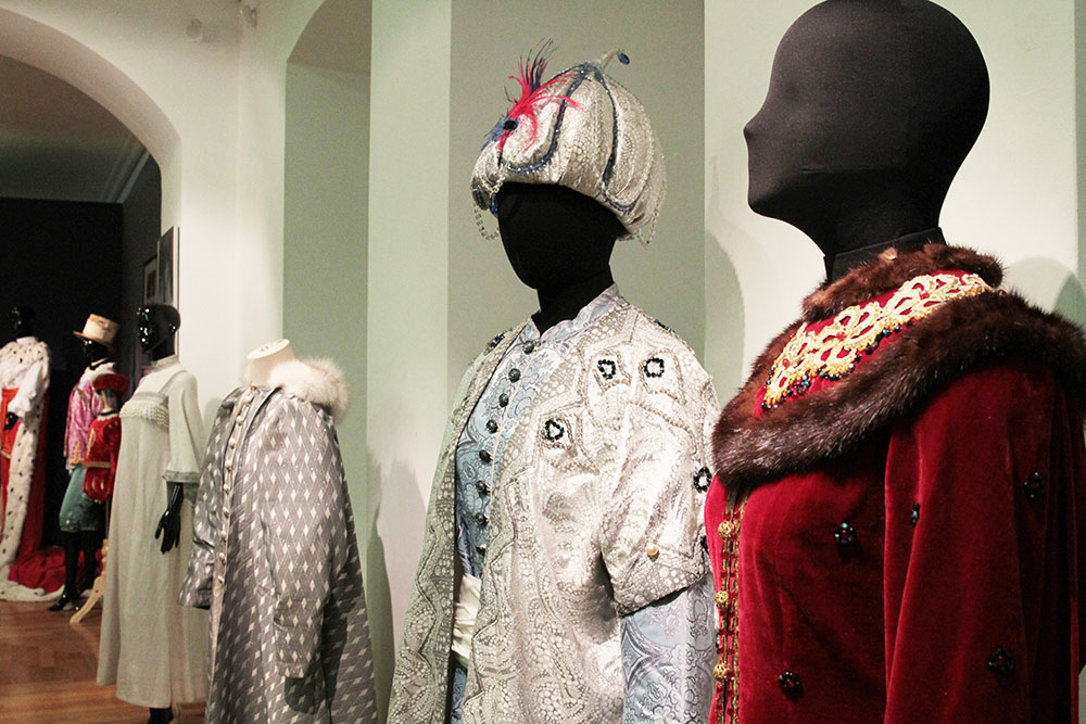выставка в гуме старинный костюм в кино. костюмерная в театре. музей костюмов из фильмов. музей киностудии горького. костюмы сказочный кинематограф.