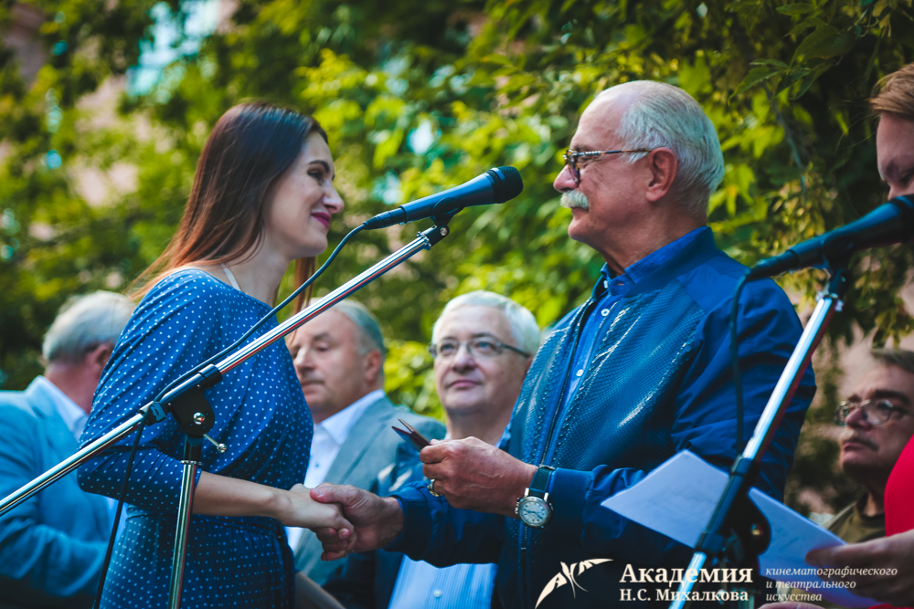 торжественная церемония вручения студенческих билетов студентам Академии кинематографического и театрального искусства Никиты Михалкова