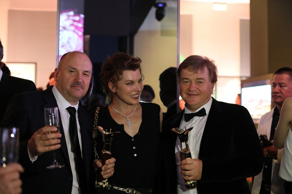 20 Шанхайский международный кинофестиваль, церемония награждения, режиссер Иван Болотников, актриса Мила Йовович, продюсер Андрей Сигле 20 Шанхайский международный кинофестиваль, церемония награждения, режиссер Иван Болотников, актриса Мила Йовович, продюсер Андрей Сигле