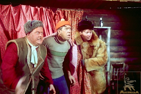 Кадр из фильма "Самогонщики"