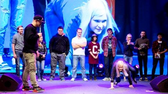 Во время шоу проекта «Богатырь» зрителям тоже предложили сразиться — только между собой и за ценные призы. Конкурсанты должны были изобразить Мразь, к чему те подошли с большим воодушевлением. Самые артистичные получали в подарок игровую приставку, а все остальные — фирменную футболку фильма «Богатырь». 