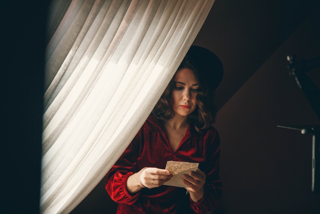 кадр из сериала По законам военного времени