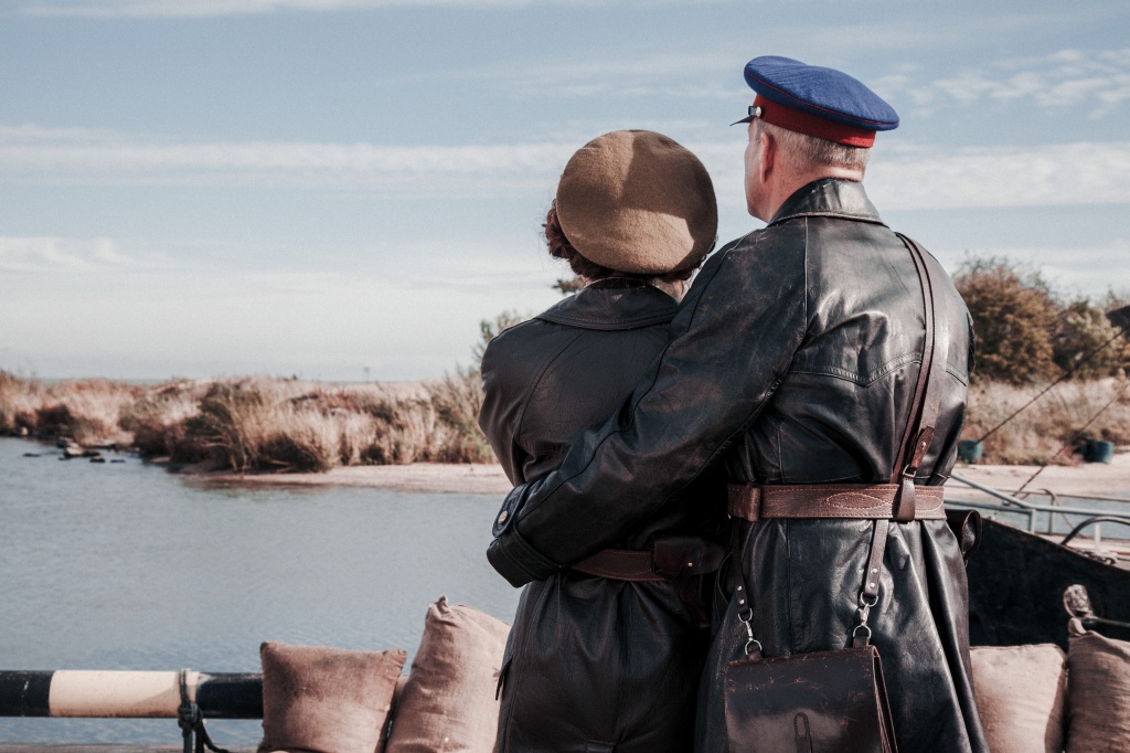 кадр из сериала По законам военного времени