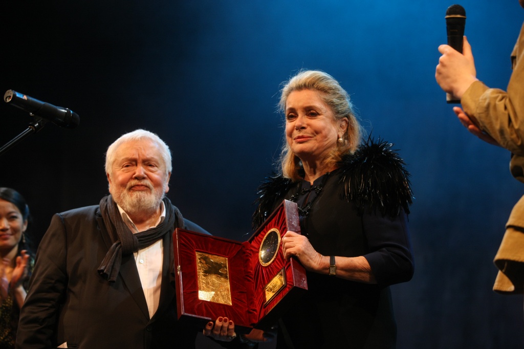 13 фестиваль кинематографических дебютов "Дух огня", президент смотра Сергей Соловьев и актриса Катрин Денев (фото - Юрий Феклистов)