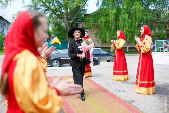 Актриса Светлана Светличная на открытии кинозала в городе Барыш