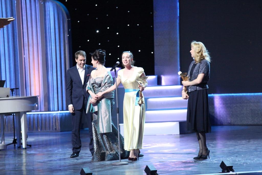 Чулпан Хаматова и Дина Корзун получают почетную премию "Ника"