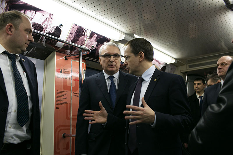 церемония запуска поезда Герои на все времена, Министр культуры РФ Владимир Мединский, глава Московского метрополитена Дмитрий Пегов и генеральный директор Киностудии им. М. Горького Сергей Зернов