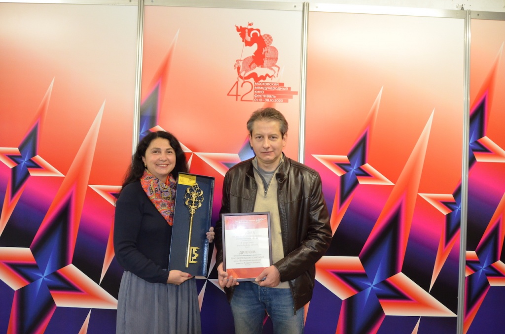 Вручение приза зрительских симпатий 42 ММКФ, Нина Ромодановская и Андрей Зайцев