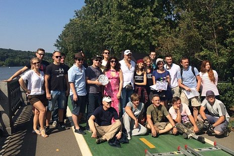 на съемках фильма "Шербурские зонтики"