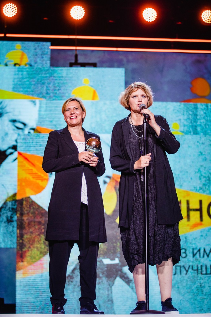29 Кинотавр, церемония закрытия, сценарист Анна Пармас и режиссер Авдотья Смирнова с призом