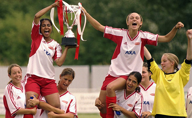 кадр из фильма Играй как Бекхэм