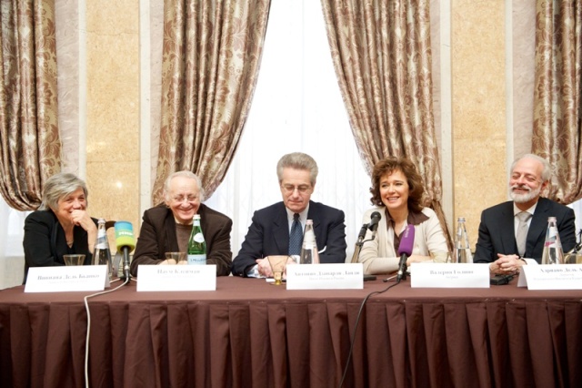 Директор фестиваля N.I.C.E. Вивиана дель Бьянко, Наум Клейман, посол Италии в России Антонио Дзанарди Ланди, режиссер короткометражного фильма «Армандино и музей Madre» и фильма «Мед» Валерия Голино, директор Итальянского института культуры Адриано Дель Аста. 