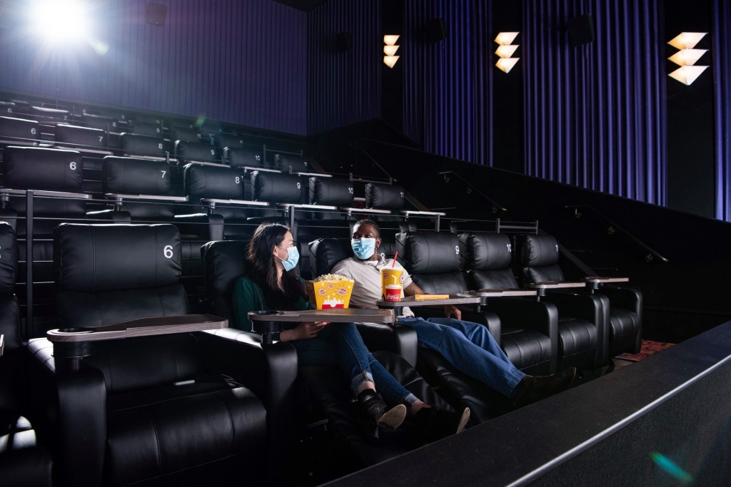 Зрители в масках. Источник - Cinemark