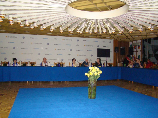 Заседание Гильдии киноведов и кинокритиков на 22 фестивале "Кинотавр"