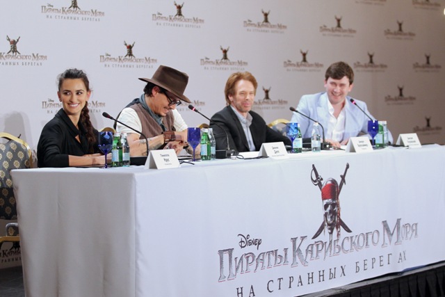 Пресс-конференция по фильму "Пираты Карибского моря: На странных берегах", актеры Пенелопа Крус и Джонни Депп, продюсер Джерри Брукхаймер
