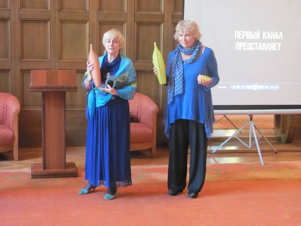 Вручение премии Asia Pacific Screen Awards 2013 создателям ленты &laquo;Ку! Кин-дза-дза&raquo;, режиссер Татьяна Ильина и жена режиссера Георгия Данелия Галина Данелия-Юркова