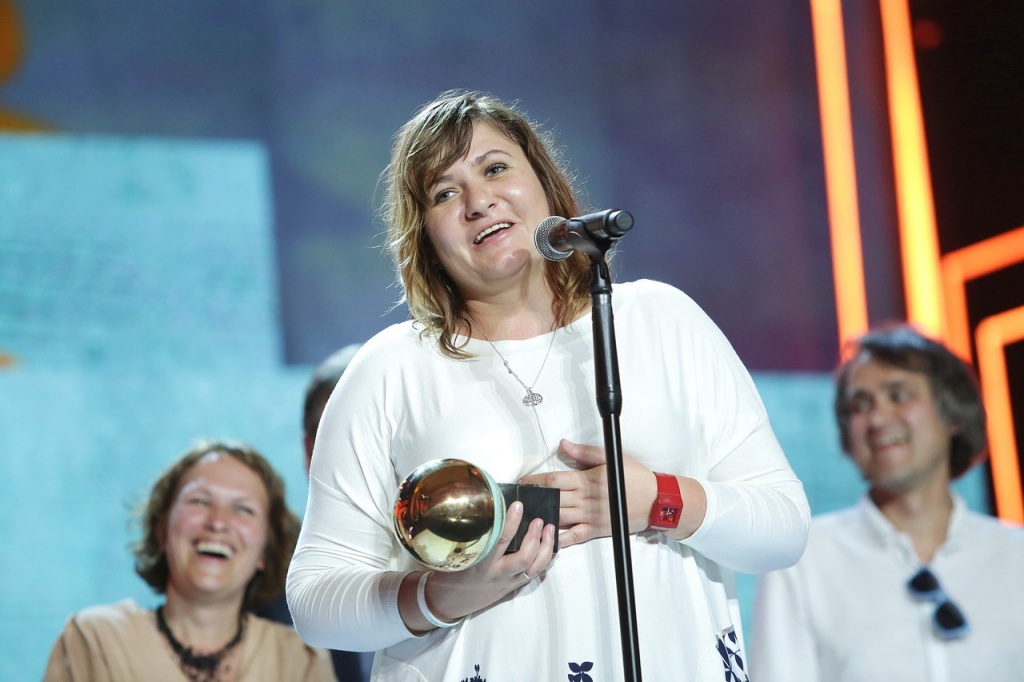 29 Кинотавр, церемония закрытия, режиссер Наталья Мещанинова с главным призом