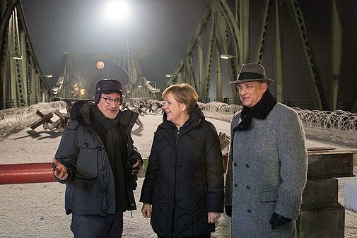 канцлер Германии Ангела Меркель, продюсер и режиссер Стивен Спилберг и актер Том Хэнкс