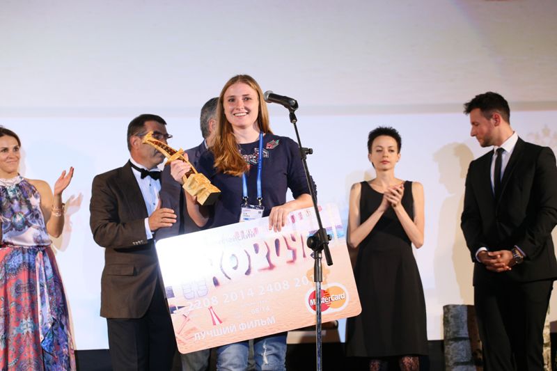 Закрытие фестиваля "Короче", режиссер Гала Суханова (победитель в номинации "Лучший фильм")