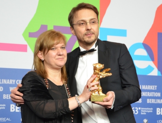 Обладатели "Золотого медведя" режиссер Калин Петер Нецер и продюсер Ада Соломон