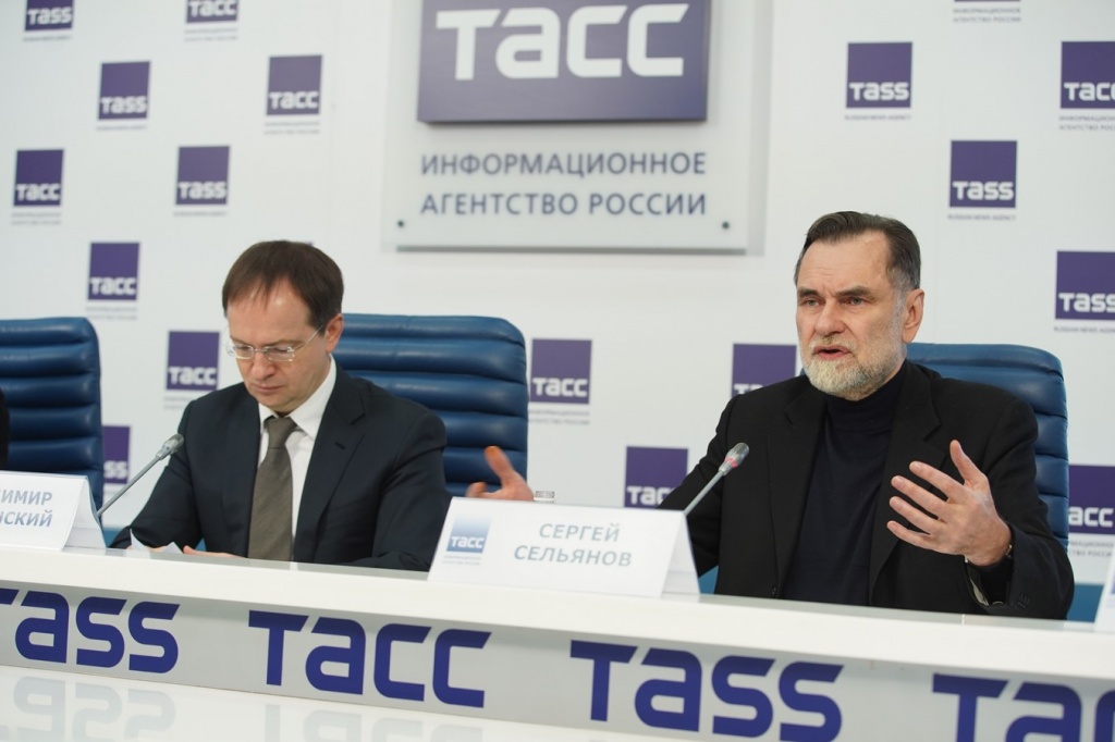 Фото с пресс-конференции министра культуры РФ Владимира Мединского на тему «Законодательные инициативы Министерства культуры в сфере кинематографа»