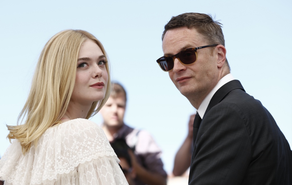 69 Каннский кинофестиваль, фотокол фильма Неоновый демон, актриса Эль Фаннинг и режиссер Николас Виндинг Рефн 69 Каннский кинофестиваль, фотокол фильма Неоновый демон, актриса Эль Фаннинг и режиссер Николас Виндинг Рефн