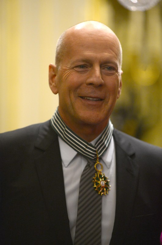 Награждение Брюса Уиллиса Орденом командора искусств и словесности Франции