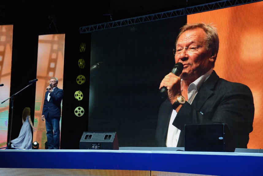 IX международный кинофестиваль Восток-Запад. Классика и авангард, открытие, вручение Приза за вклад в киноискусство Золотой сарматский лев Народному артисту РСФСР Сергею Шакурову