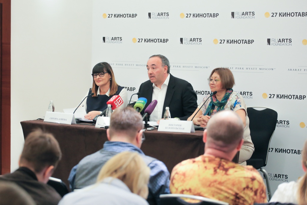пресс-конференция 27-го фестиваля Кинотавр, Ситора Алиева, Александр Роднянский, Виктория Белопольская пресс-конференция 27-го фестиваля Кинотавр, Ситора Алиева, Александр Роднянский, Виктория Белопольская