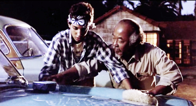 Как Мияги Мияги начинает преподавать Дэниэлю каратэ Как Мияги Мияги начинает преподавать Дэниэлю каратэ