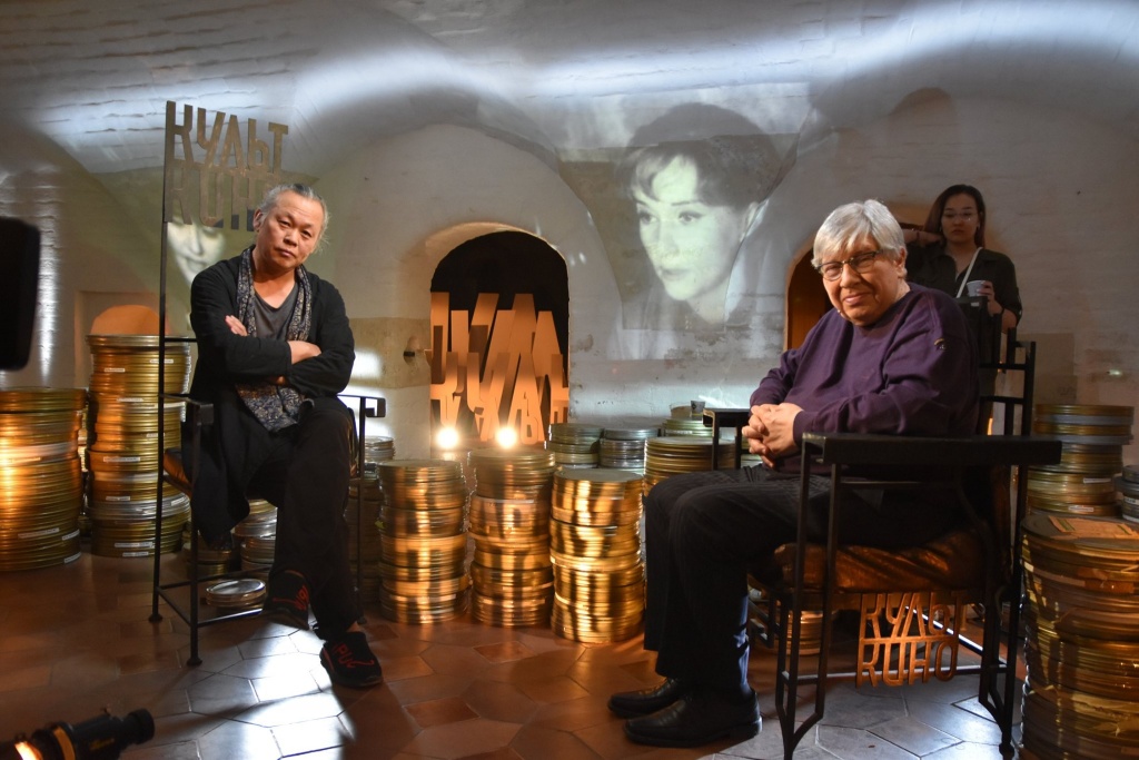 Ким Ки Дук и Кирилл Разлогов на съемках программы Культ кино