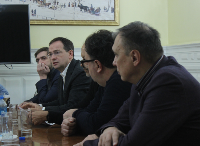 совещание с представителями киноиндустрии по дате релиза фильма Приключения Паддингтона 2