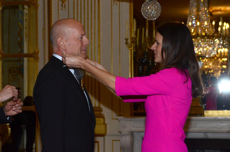 Награждение Брюса Уиллиса Орденом командора искусств и словесности Франции