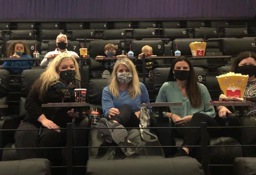 Зрители в масках. Источник - Cinemark