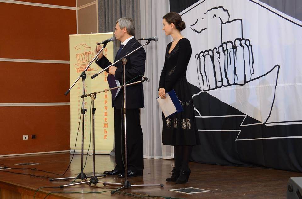 VIII Международный кинофестиваль "Русское зарубежье", церемония закрытия, ведущие - президент смотра Сергей Зайцев и актриса Элен Касьяник