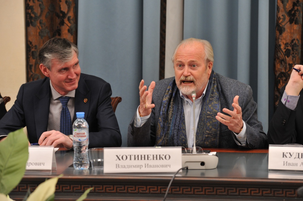 Круглый стол «Какие сценарии нужны киноиндустрии: проблемы отечественного кинематографа» в общественной палате РФ, режиссер Владимир Хотиненко