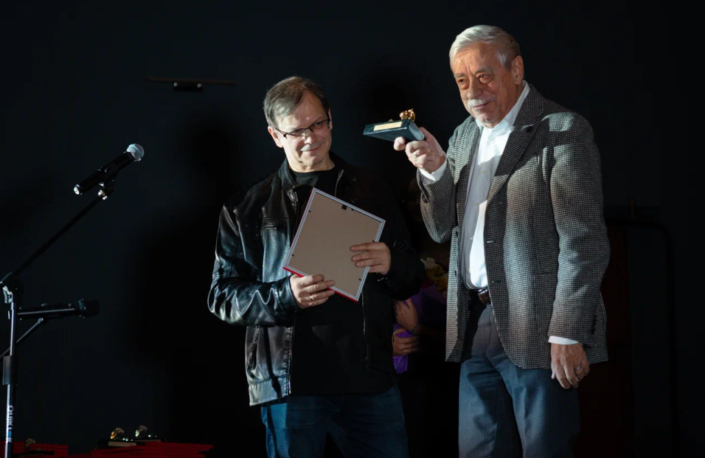 Владимир Грамматиков получает приз За выдающийся вклад в развитие жанрового кино