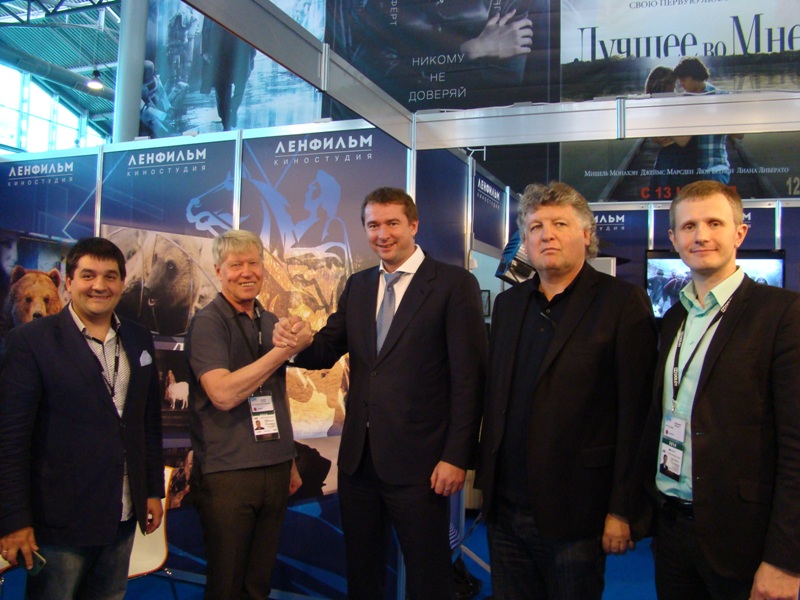 Кино Экспо 2014, гендиректор компании "Сеть кинотеатров Премьер Зал" Евгений Рогозин и гендиректор киностудии "Ленфильм" Эдуард Пичугин подписали соглашение о долгосрочном сотрудничестве