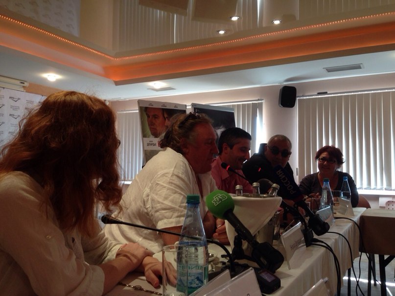 22 кинофестиваль "Окно в Европу", пресс-конференция фильма "Виктор", актер Жерар Депардье, продюсер Арно Фрилле, режиссер Филипп Мартинес