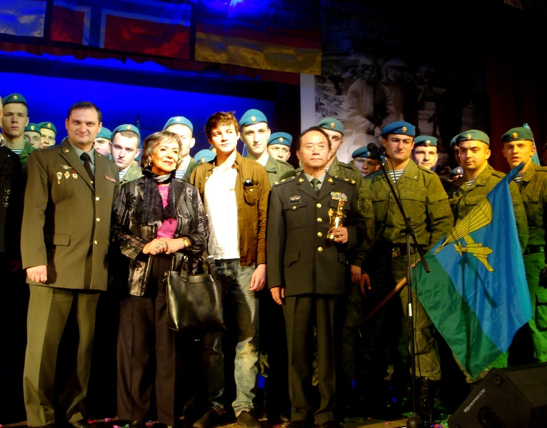 ХI Международный фестиваль военного кино имени Ю.Н.Озерова, Михаил Грубов, Диляра Озерова и режиссер Ан Ланг со 106 дивзией ВДВ