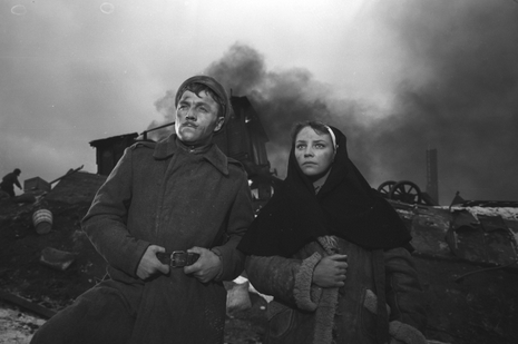 Кадр из фильма "Шли солдаты" (1958)