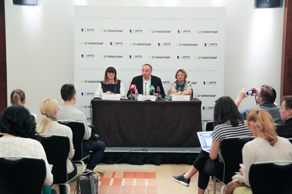 пресс-конференция 27-го фестиваля Кинотавр, Ситора Алиева, Александр Роднянский, Виктория Белопольская пресс-конференция 27-го фестиваля Кинотавр, Ситора Алиева, Александр Роднянский, Виктория Белопольская