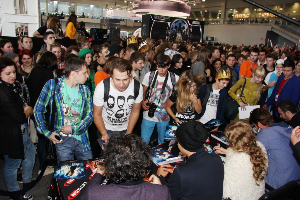 презентация фильма Защитника на КомиКон, автограф-сессия